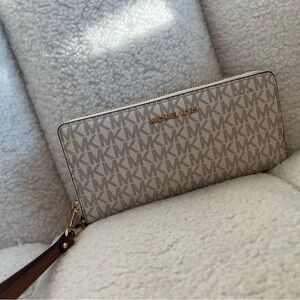 Michael kors wallet